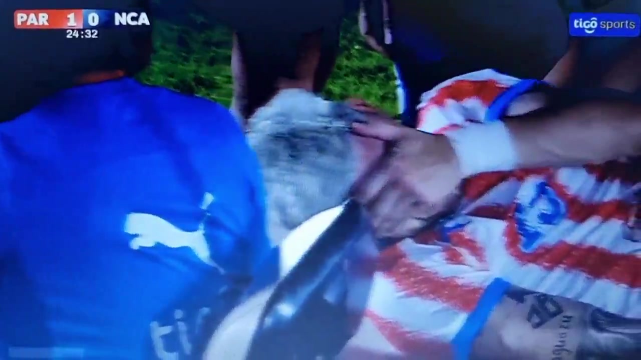24小时免费足球直播足球免费-距世界杯首战仅一周，巴拉圭国脚恩西索友谊赛受伤捂脸落泪